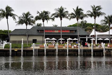 Houston's restaurant in pompano beach - This is one of my favorite restaurants on the intracoastal. Their patio section is very comfortable and offers great views of the water, and if you have to wait for a table, they